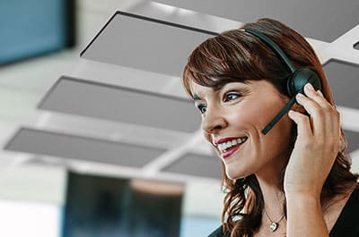 Frau mit Headset in einem Callcenter mit Akustik Deckensegeln